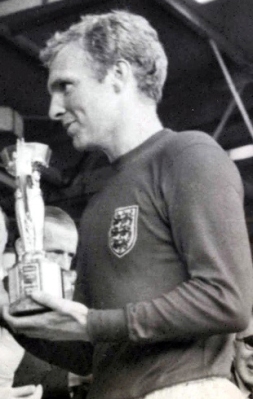 Bobby Moore holding the Jules Rimet trophy.
