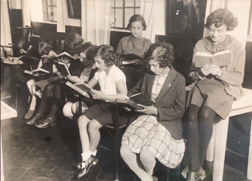 Girls in the library of the Bernhard Baron St George’s Jewish Settlement, 1930s [MS 132 AJ 220/2/4 f.3.