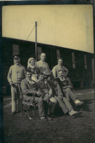 Sister Paling and patients from hut 13 [MS101/8 A4303/1/28]